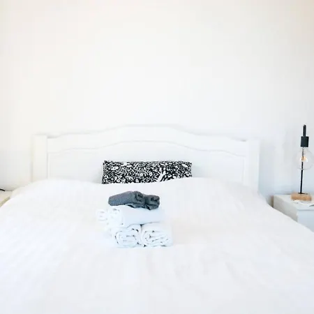 Eden Escape - Private Parking, Kingsize, Quiet דירה